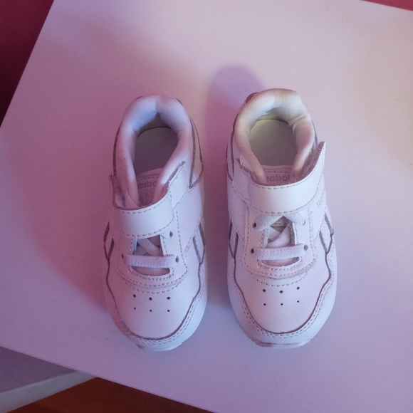 White Reebok low top - Picture 2 of 3